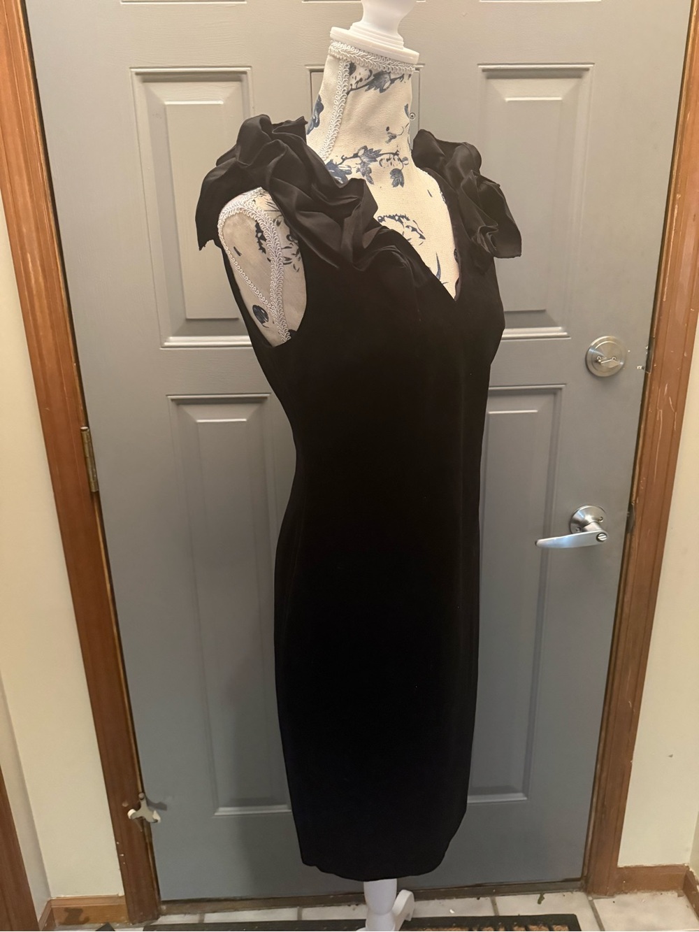 Chelsea28 Black Ruffle-Shoulder Midi Sheath Dress